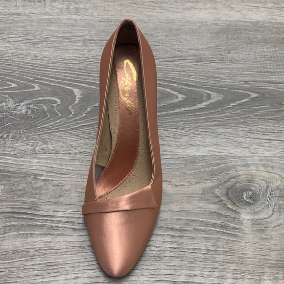 Ballroom - Picture 1 of 7